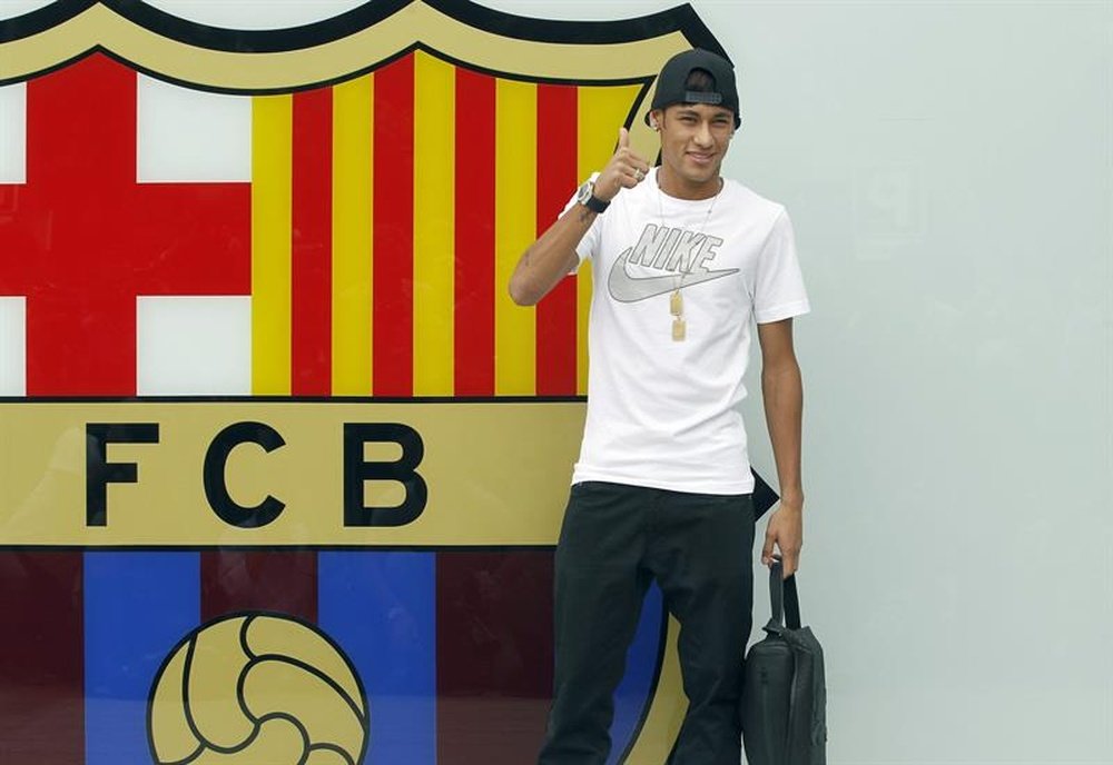 A contratação de Neymar teria alterado o livre mercado de contratação de jogadores. EFE