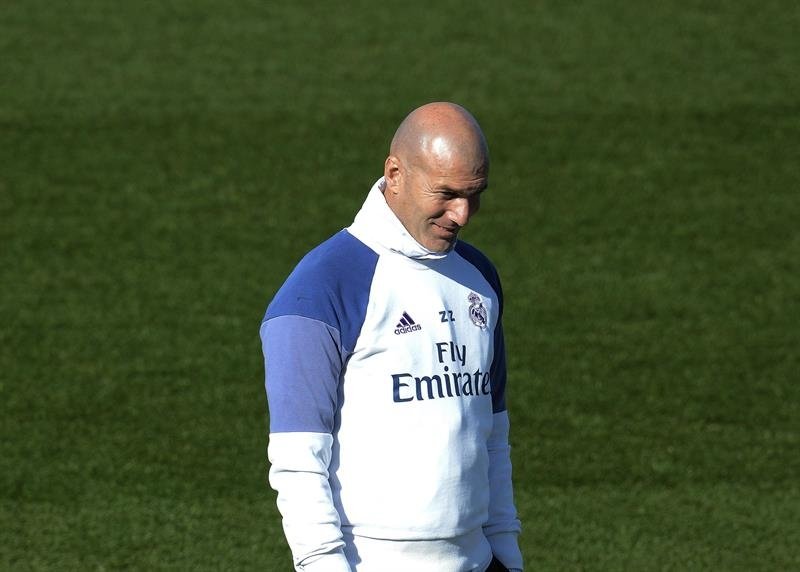 Real Madrid coach Zinedine Zidane holding his hand down. EFE