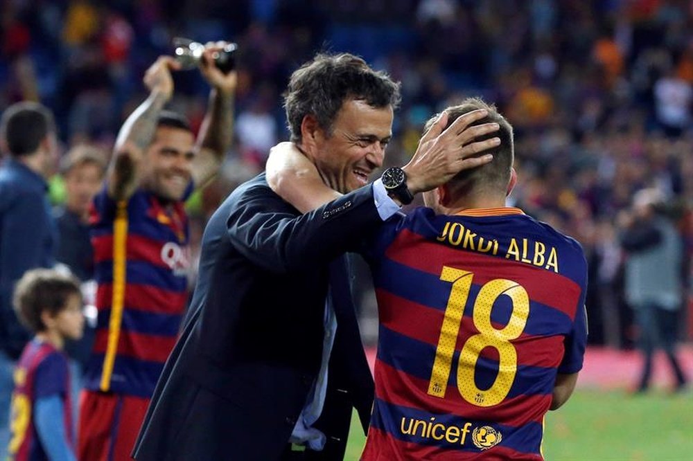 L'entraîneur du FC Barcelone, Luis Enrique avec Jordi Alba lors de la victoire de Coupe du Roi. EFE