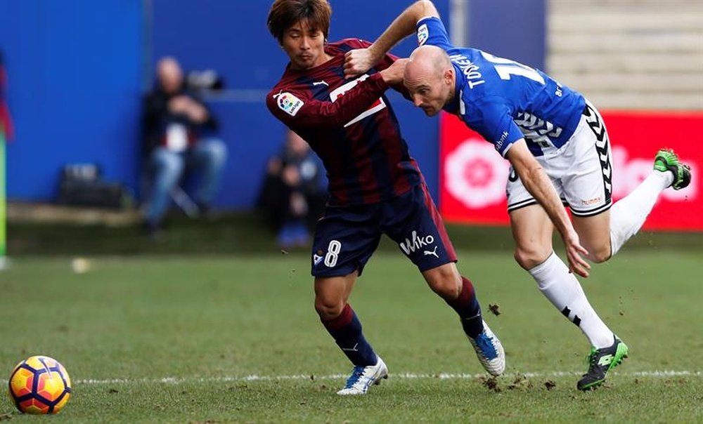 Takashi Inui à la lutté avec l'attaquant d'Alaves Gaizka Toquero en Liga. EFE