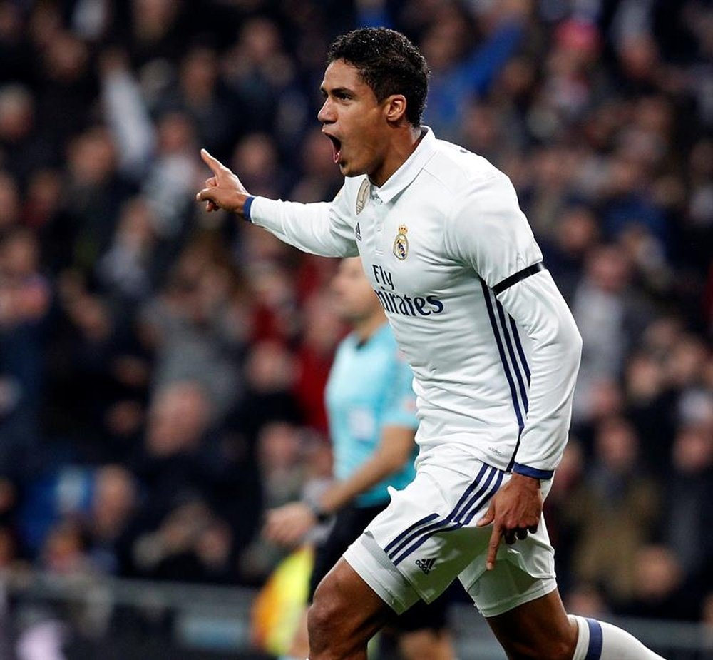 Varane busca motivar a la afición en las redes. EFE/Archivo