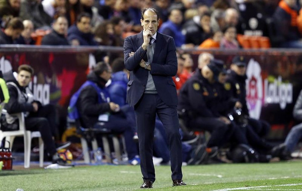 El técnico del Valencia lamentó la derrota en el Camp Nou por la mínima. EFE/Archivo