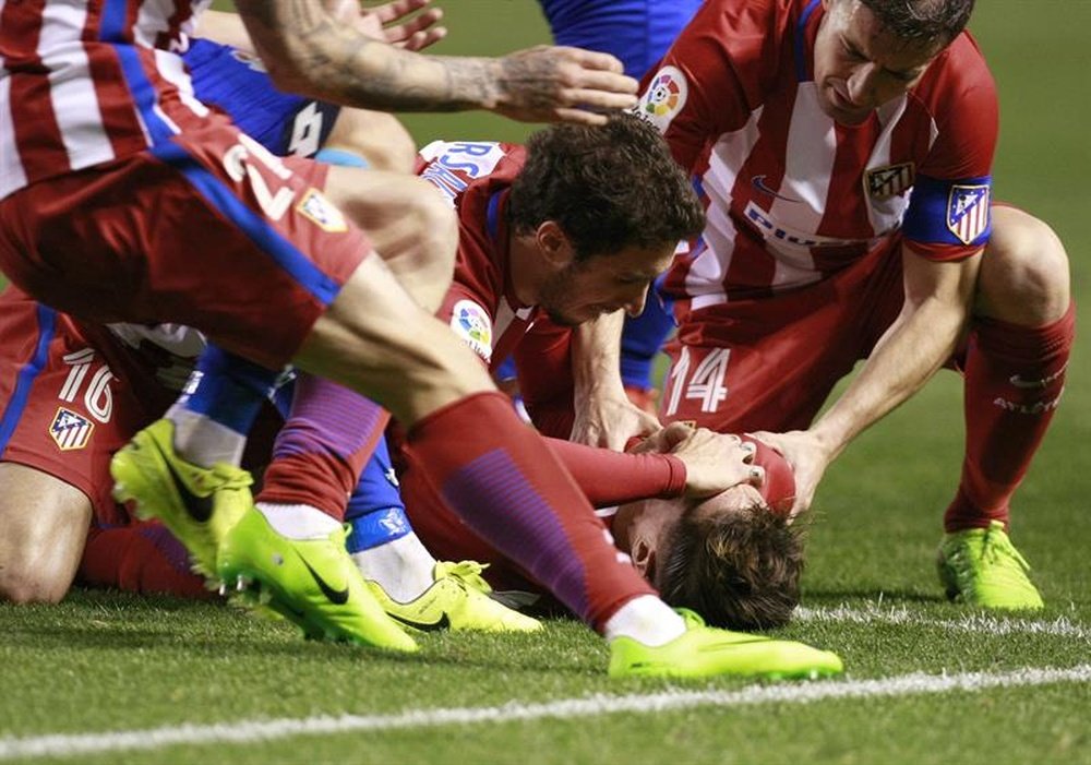 Tras un choque con Bergantiños, Torres cayó inconsciente al césped. EFE