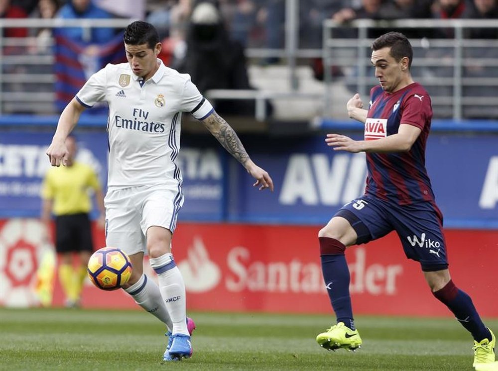 James quiere seguir vistiendo la camiseta del Real Madrid. EFE/Archivo