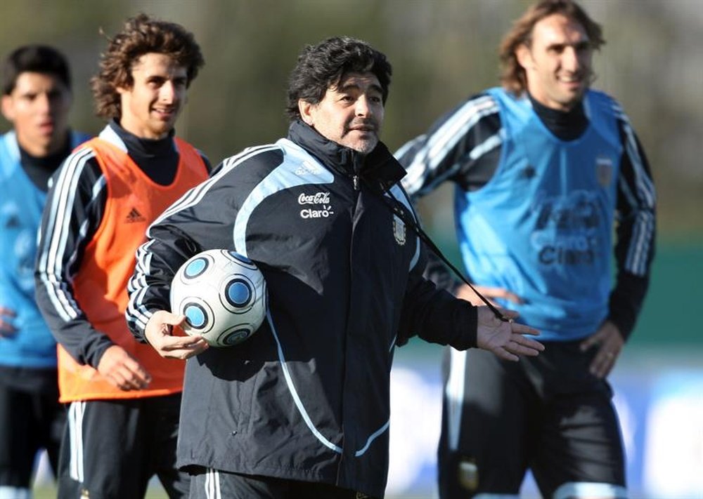 Maradona y Aimar tuvieron una intensa charla. EFE/Archivo