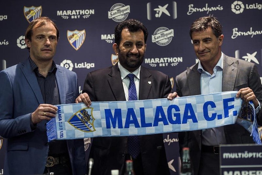 Le nouvel entraîneur de Malaga, Michel, lors de sa présentation, avec le président Al thani. EFE
