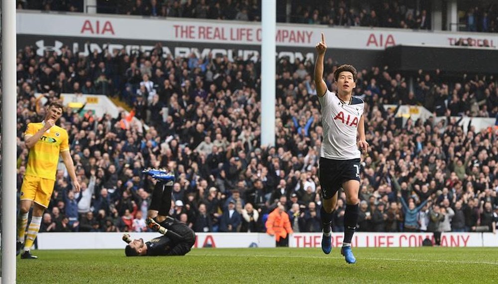 Heung-Min Son lidera la goleada del Tottenham hacia las semifinales. EFE/EPA