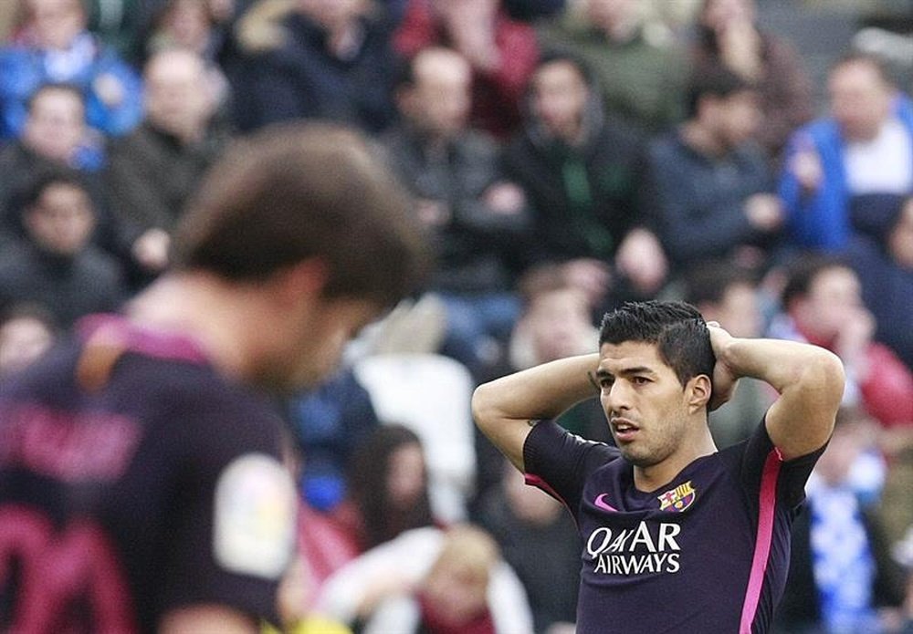 L'attaquant uruguayen du Barça, Suarez regrette la défaite de son équipe contre le Deportivo. EFE