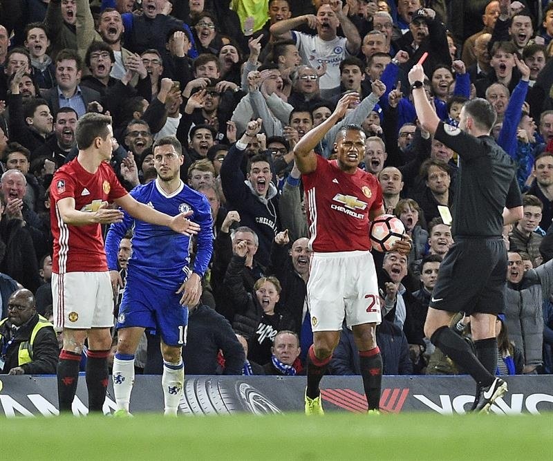 United players heatedly protested Herrera's dismissal. EFE