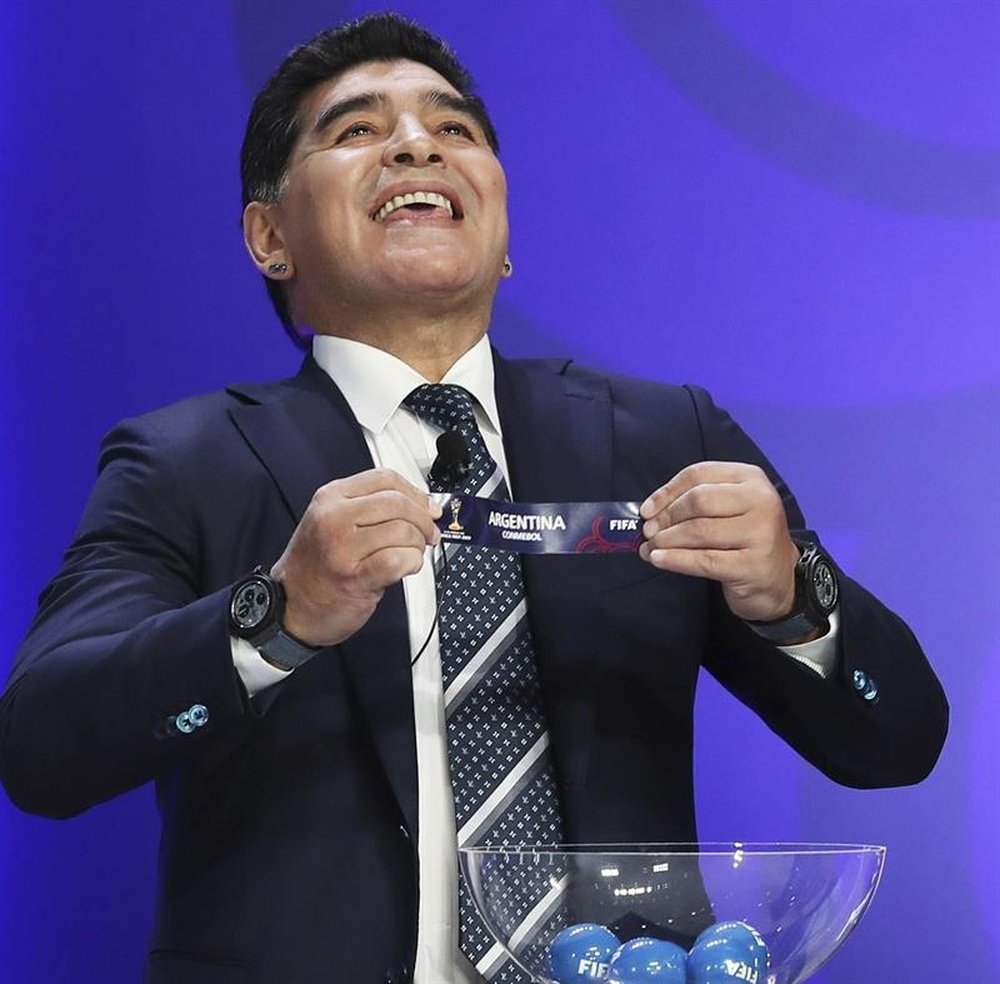 Diego Maradona y Pablo Aimar han sido las 'manos inocentes' del sorteo. EFE