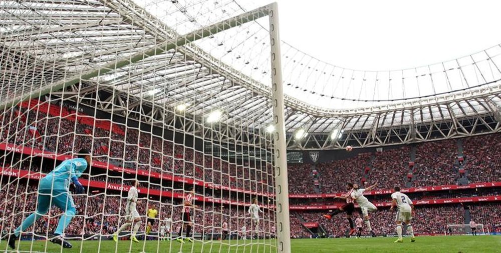 Un total de 49.095 espectadores presenciaron el encuentro entre el Athletic y el Real Madrid. EFE