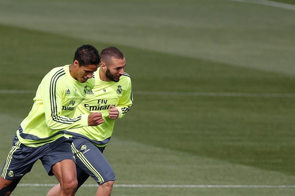 Les joueurs français du Real Madrid, Karim Benzema et Raphael Varane lors d'un entraînement. EFE