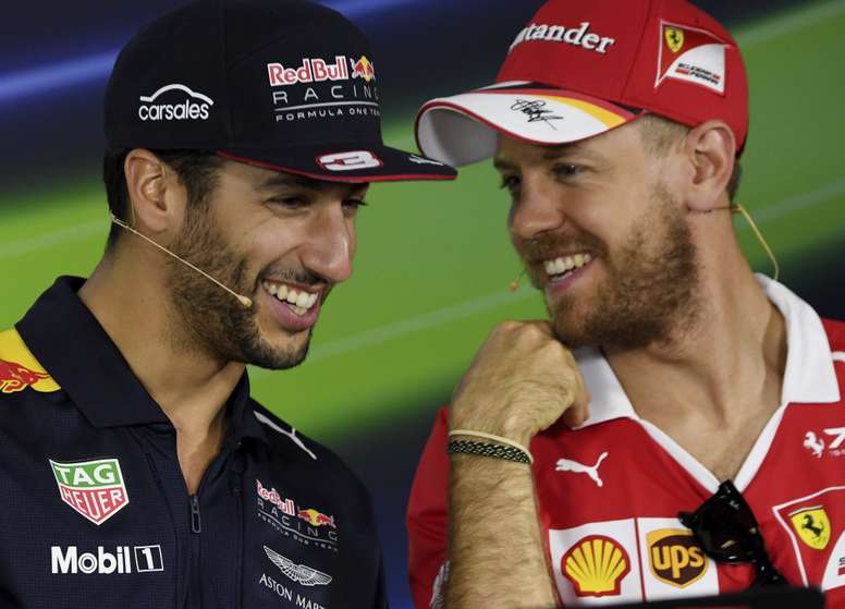 El piloto alemán de Fórmula Uno Sebastian Vettel (d), de Ferrari, y el australiano Daniel Ricciardo (i), de Red Bull, ofrecen una rueda de prensa en el circuito Albert Park en Melbourne (Australia) hoy, 23 de marzo de 2017. EFE