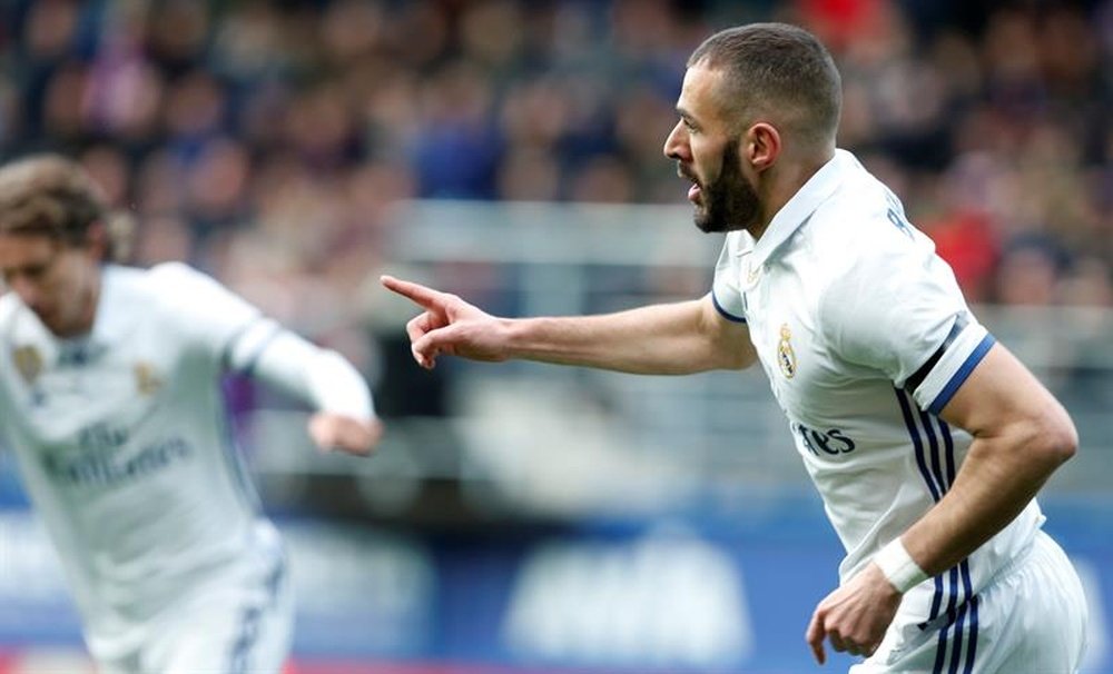 El delantero francés del Real Madrid Karim Benzema celebra un gol. EFE/Archivo