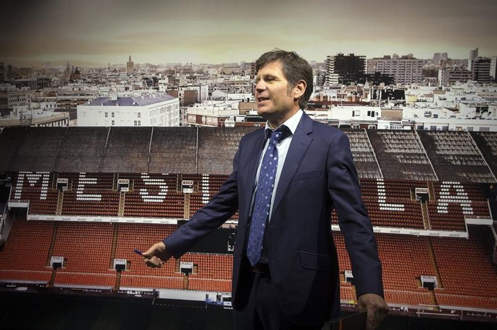 Mateu Alemany conoce a la plantilla del Valencia y le pide exigencia. EFE