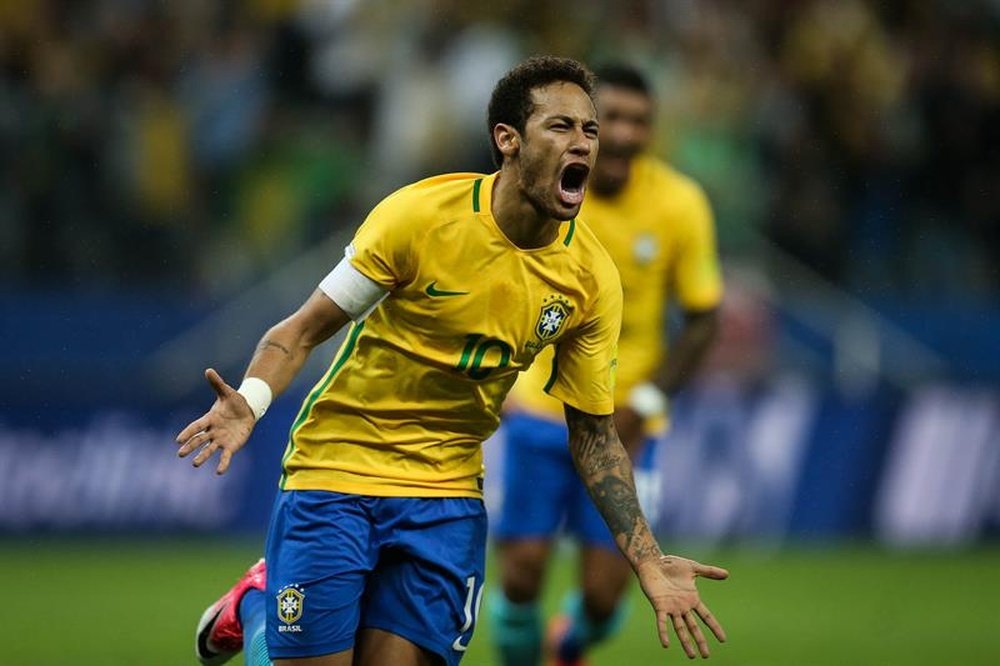 Neymar a fait cadeau de maillots de la sélection. EFE