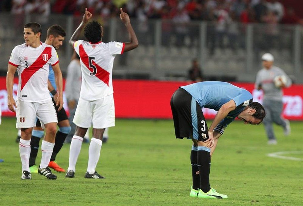Godín participó en las derrotas de Uruguay ante Brasil y Perú. EFE