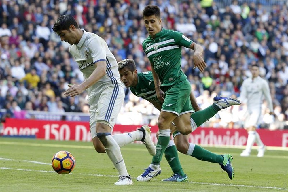 Le joueur du Real Madrid, Morata entre deux joueurs du Leganes, dans un match de Liga. AFP