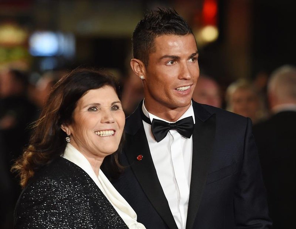 La madre de Cristiano, celebrando el títutlo por todo lo alto. EFE/Archivo