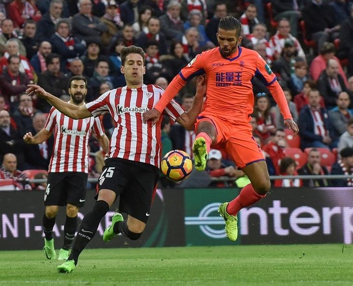 El Granada recupera a Adrián Ramos ante el Barça y sufre la baja de Carcela-González
