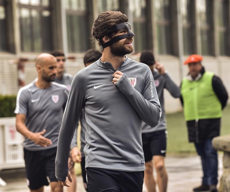 Las 10 estrellas del fútbol que han usado máscara protectora
