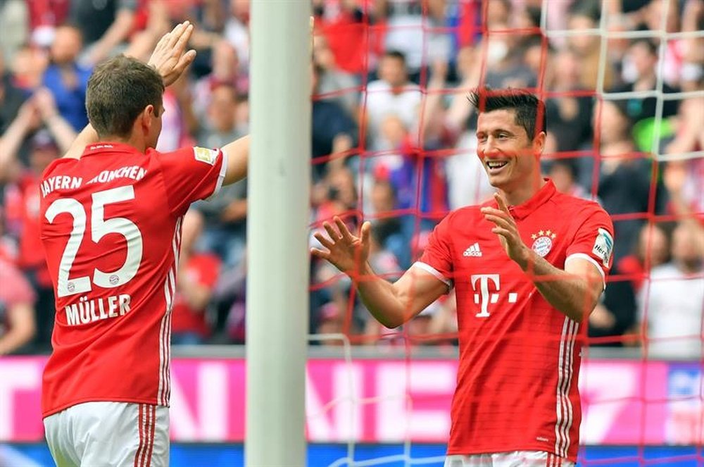 Lewandowski hizo un hat trick y Müller, un doblete. AFP