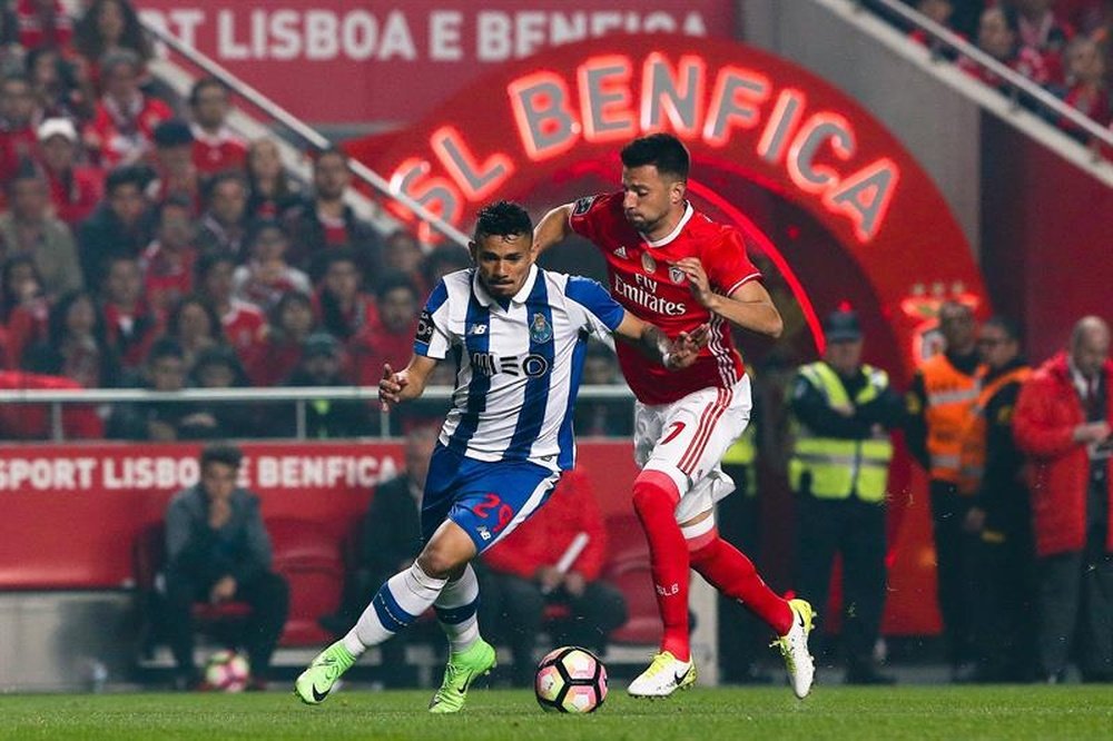 Os onzes iniciais de Benfica - Porto. EFE