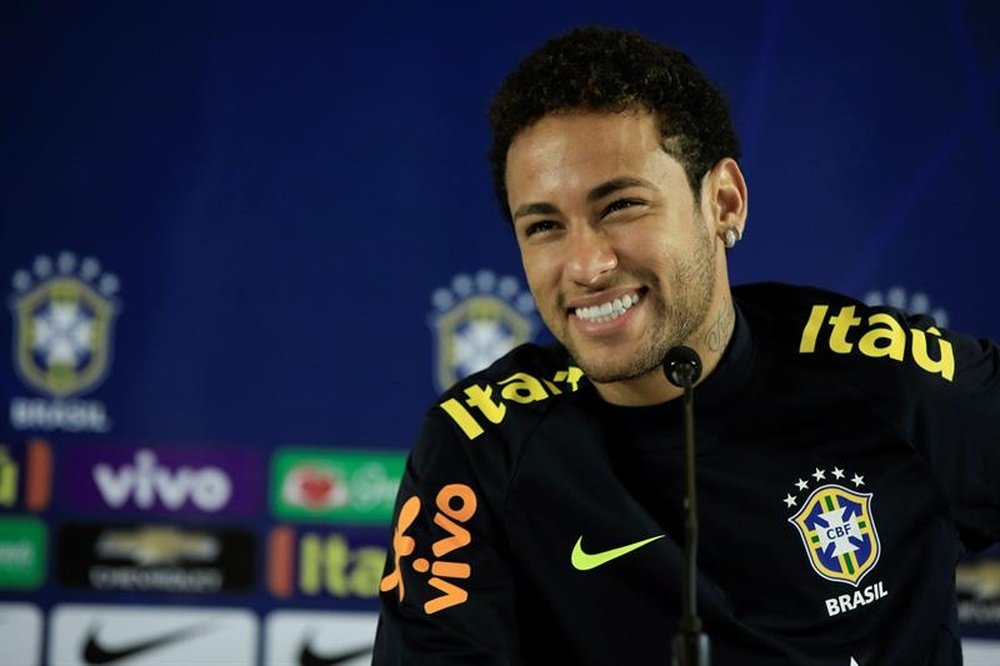 Neymar supera aos poucos os brasileiros que vestiram a camisa azul-grená no passado. EFE/Arquivo