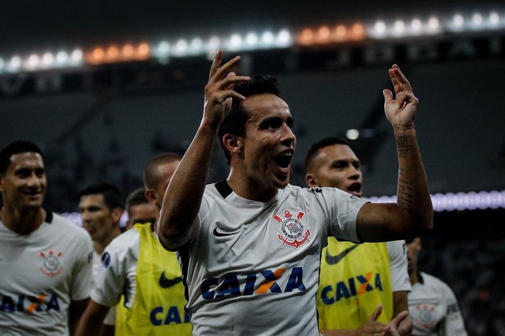 Corinthians sube hasta la primera plaza del campeonato brasileño. EFE