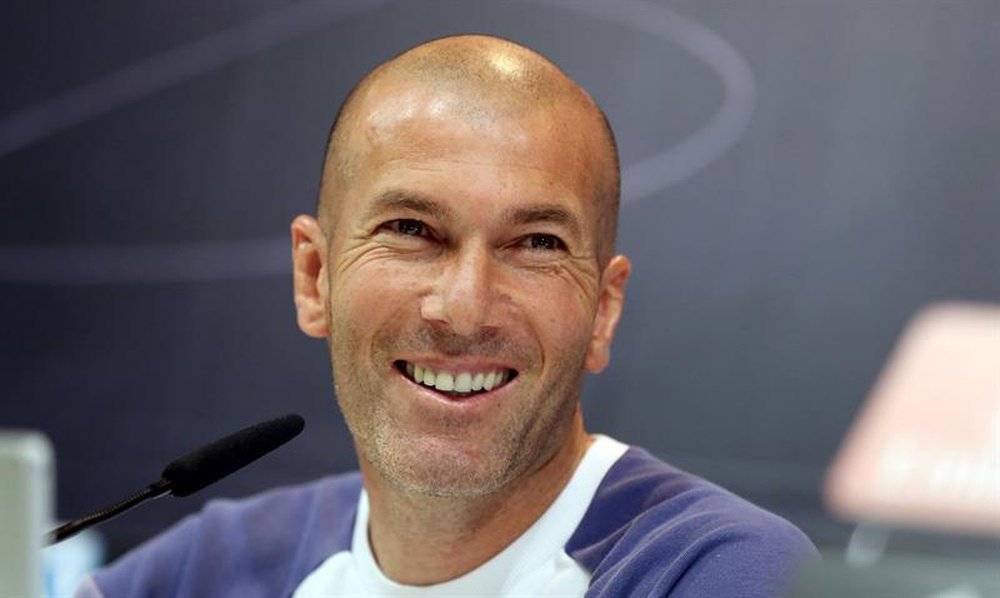 Zidane a félicité plusieurs fois son joueur. EFE