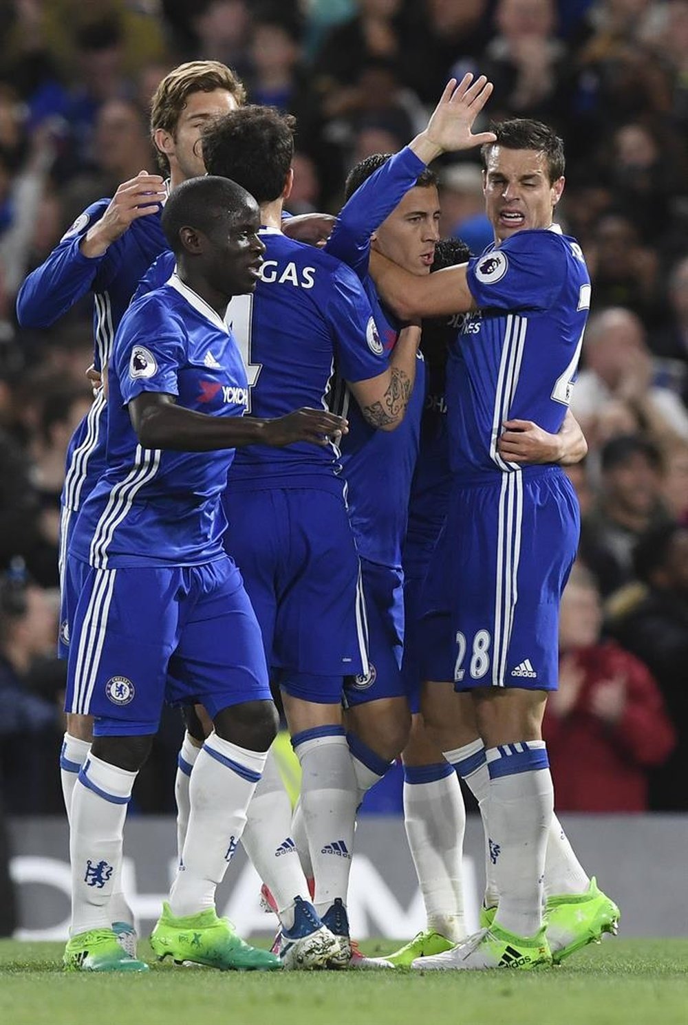 Hazard celebrates with his teammates after scoring a goal. EFE/Archivo