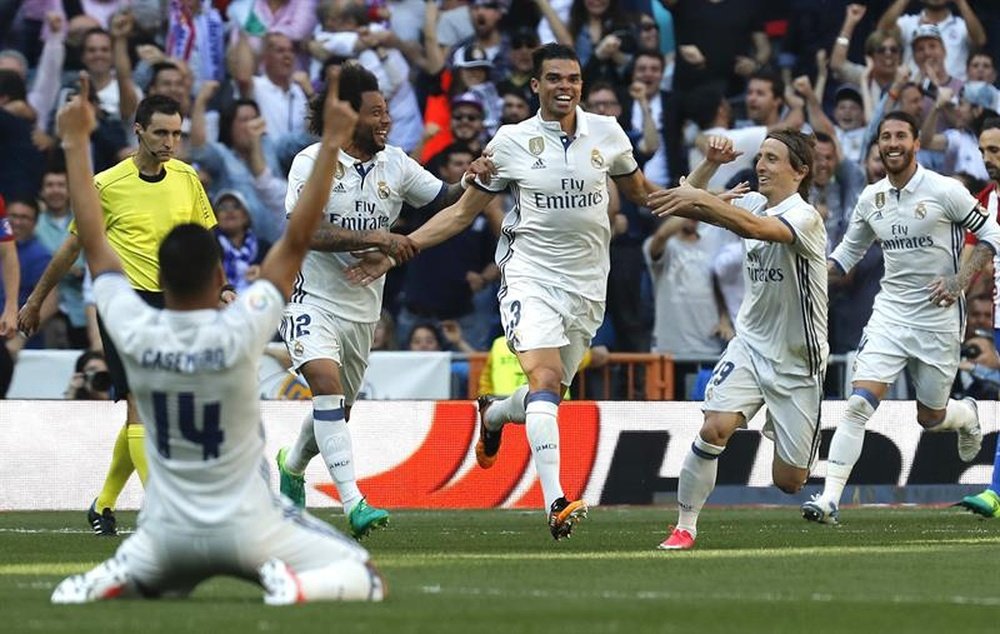 El Real Madrid quiere dar un golpe a la Liga ante el eterno rival. EFE