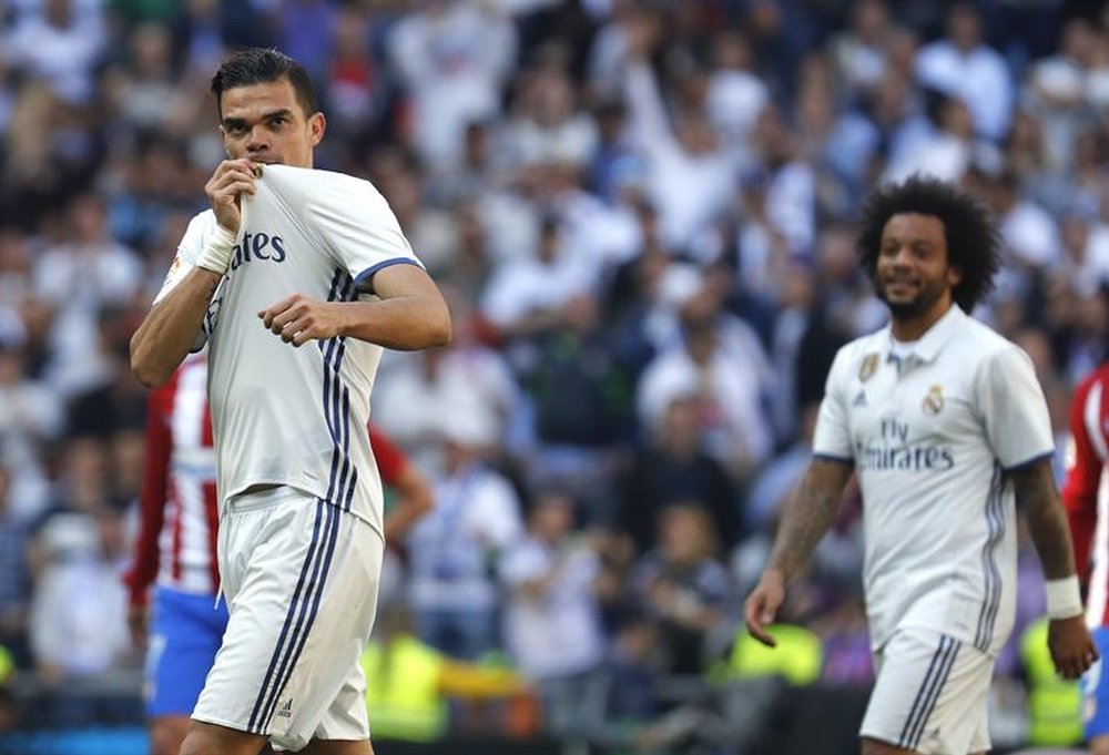 Le défenseur du Real Madrid, Pepe, célèbre son but contre l'Atletico Madrid en Liga. EFE