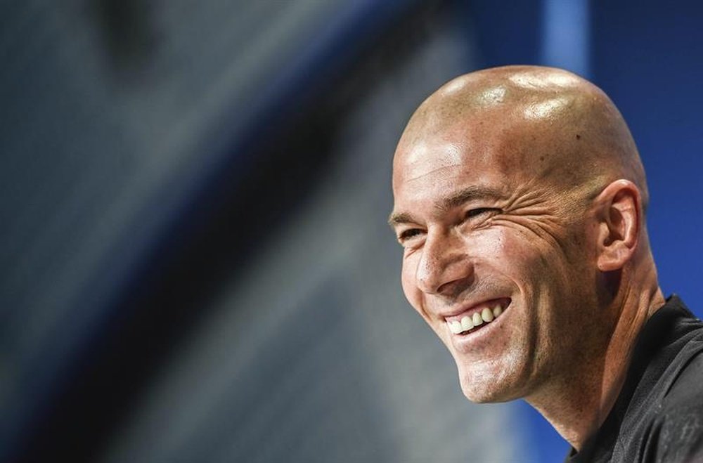 Zidane ya sabe que continuará en el banquillo blanco. EFE