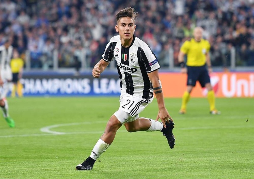 Paulo Dybala célébrant un de ses buts face au Barça en Ligue des champions. EFE