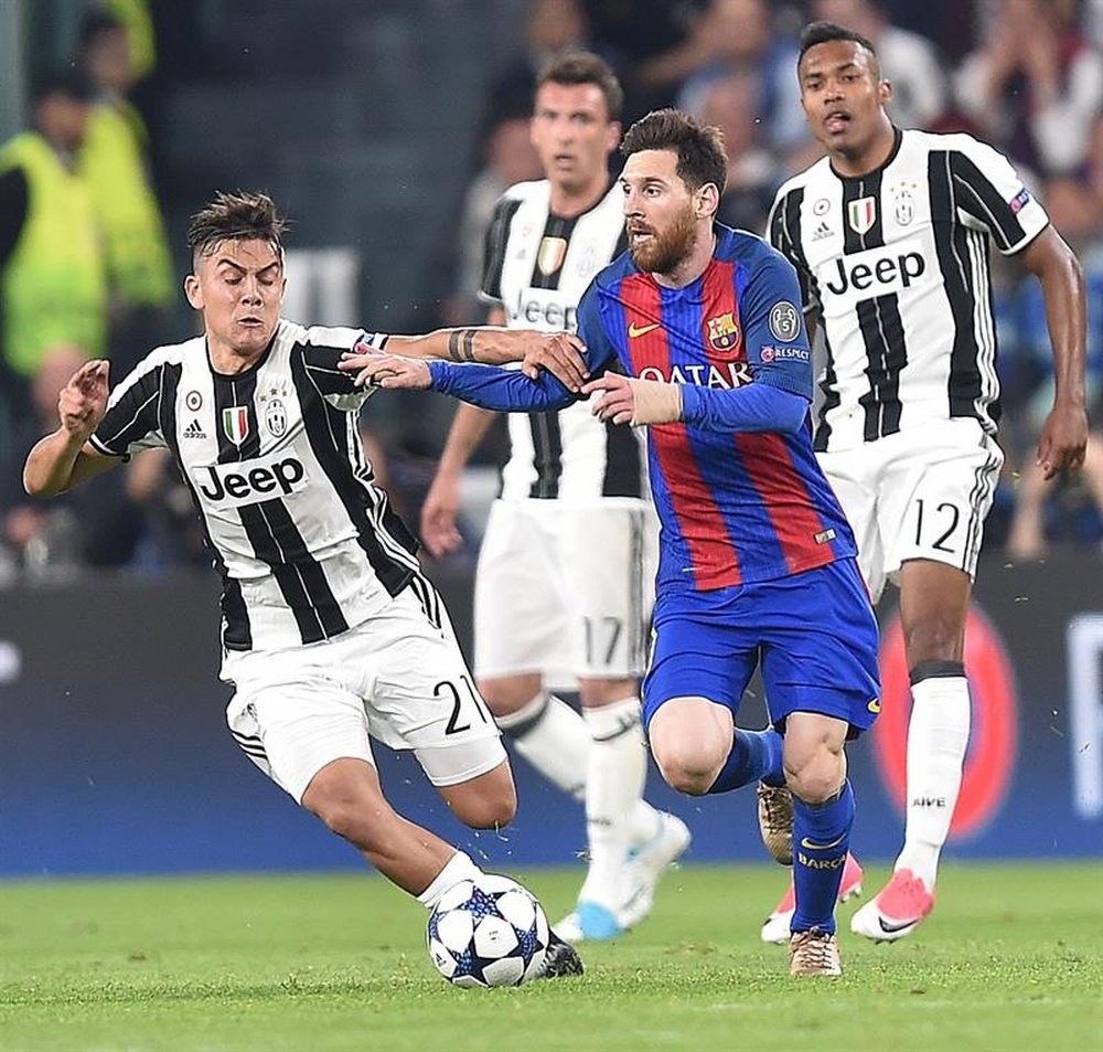 Dybala et Messi disputent un ballon en quarts de finale de Ligue des champions. EFE