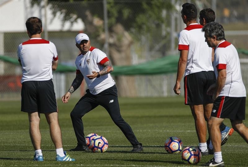 El Sevilla se entrenó con dos ausencias: las de Nasri y Rami. EFE