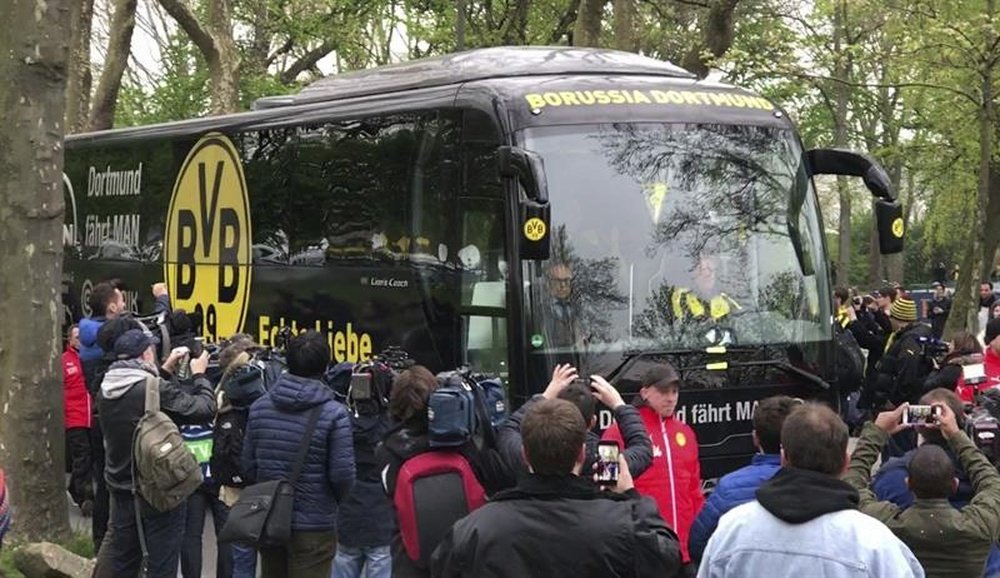 El autobús del Borussia tuvo un problema al llegar al Allianz Arena. EFE