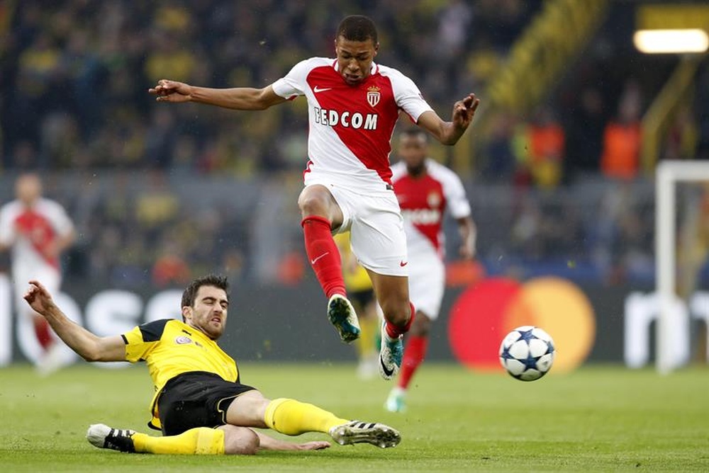 Mbappé se graduó hoy en Europa ante el Borussia. AFP