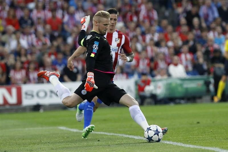 Le gardien de Leicester, Kasper Schmeichel dégage un ballon face à Fernando Torres. EFE