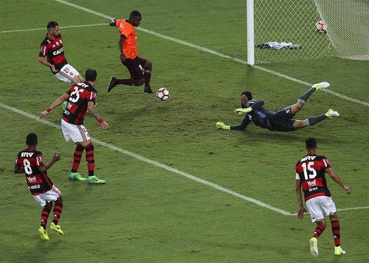 Paranaense doblega a Flamengo y se hace con el liderato