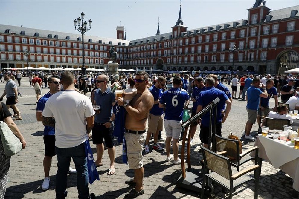 Los aficionados del Leicester inundaron las calles de Madrid. EFE