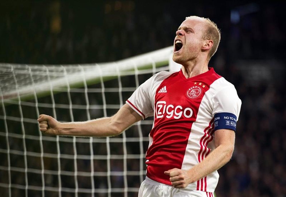 Le joueur de l'Ajax Amsterdam Davy Klaassen célèbre un but contre Schalke 04 en Europa League. EFE