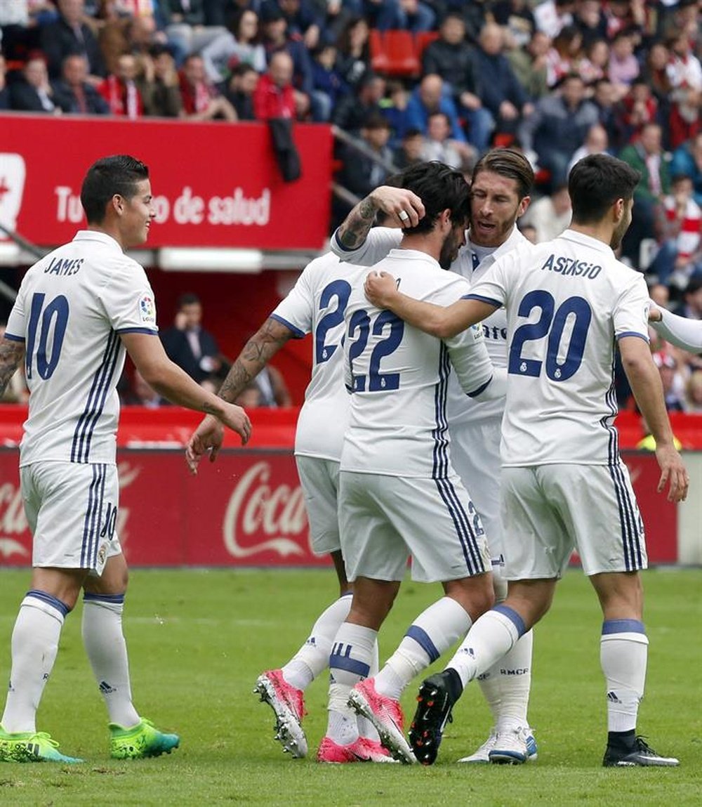 Les joueurs du Real Madrid célébrant le but d'Isco durant le match contre le Sporting. EFE
