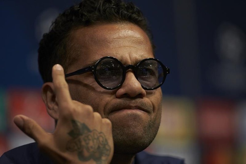 Alves podría acabar en la Premier. EFE