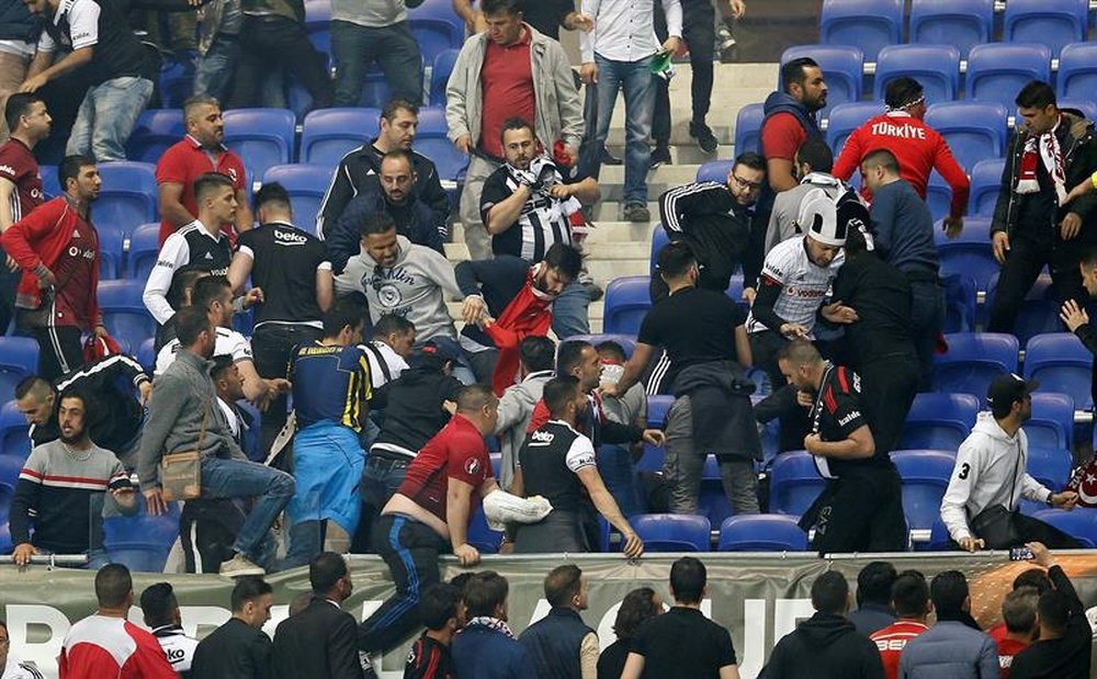 Los aficionados de Besiktas y el Lyon se enfrentan en las gradas antes del partido de ida. EFE