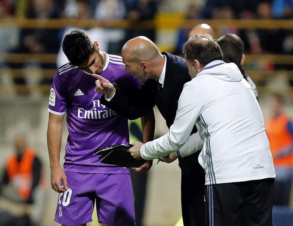 Zidane wants to get Asensio (l) back to his best. EFE/Archivo