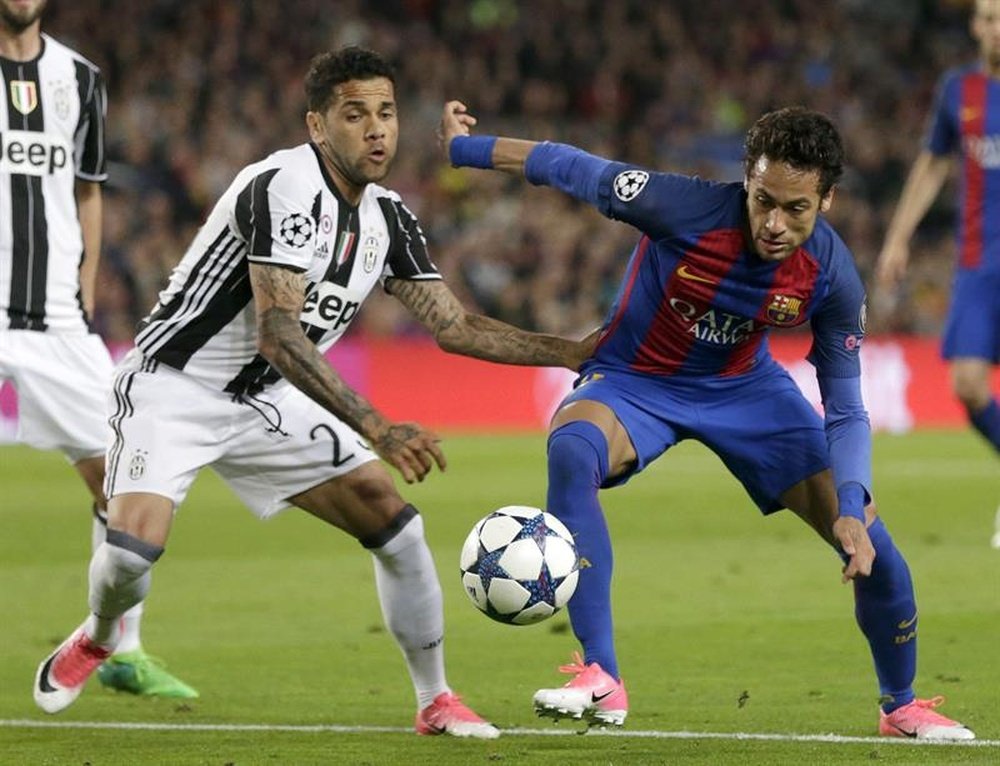 Dani Alves à la lutte avec Neymar dans le match de Ligue des champions entre Juventus et Barça. EFE