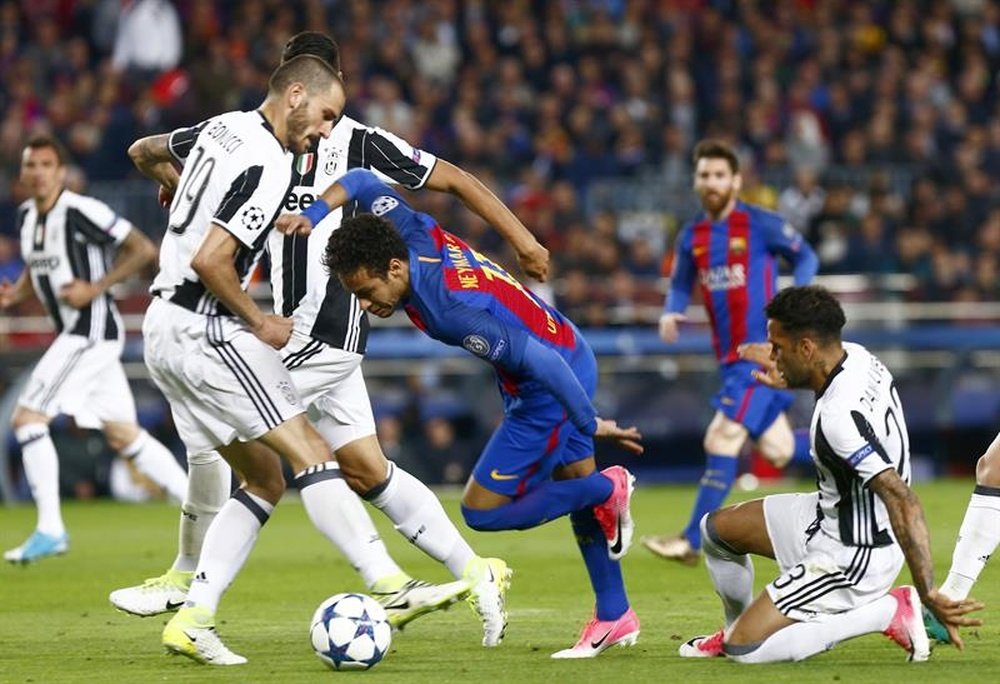 Neymar conduce el balón entre tres defensores de la Juventus en el partido de anoche. EFE