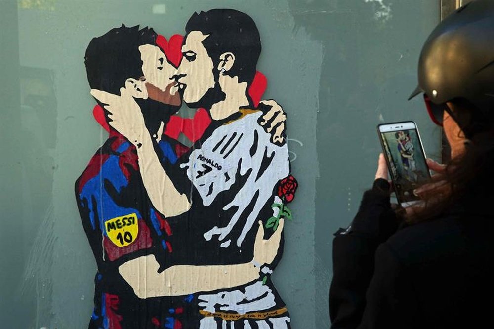 Le fameux street-art de Messi et CR7 aux enchères. EFE
